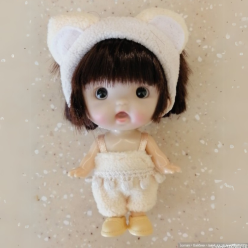 Păpușă Bebe Fetiță cu Căciuliță Urechi și Hăinuțe Pufoase | Jucărie de Colecție și Cadou Adorabil