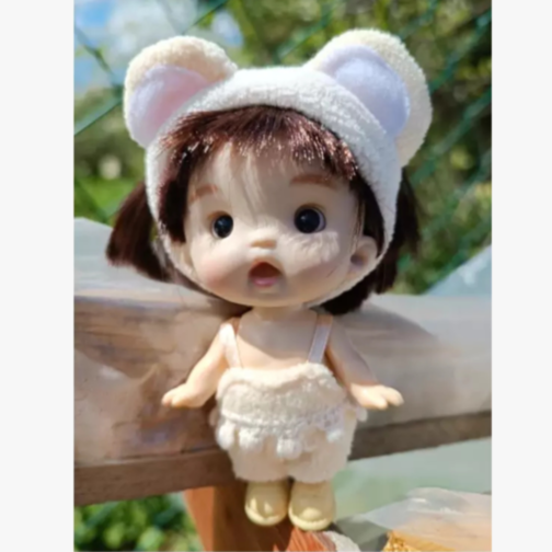 Păpușă Bebe Fetiță cu Căciuliță Urechi și Hăinuțe Pufoase | Jucărie de Colecție și Cadou Adorabil