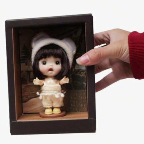 Păpușă Bebe Fetiță cu Căciuliță Urechi și Hăinuțe Pufoase | Jucărie de Colecție și Cadou Adorabil