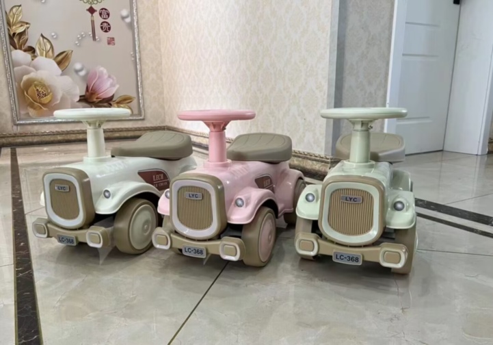 Mașinuță Ride On Retro cu Lumini și 4 Melodii Diferite