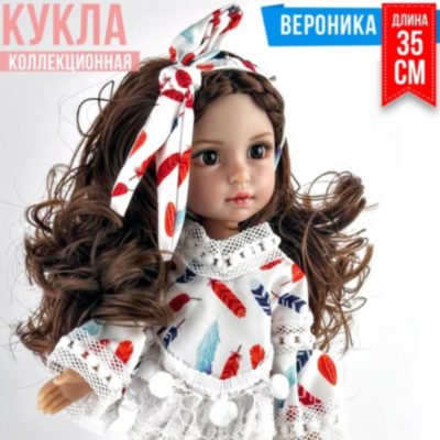 Păpușă Colecționabilă cu Rochie Albă din Dantelă și Fundă Asortată – 35 cm | image