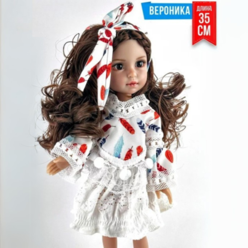 Păpușă Colecționabilă cu Rochie Albă din Dantelă și Fundă Asortată – 35 cm