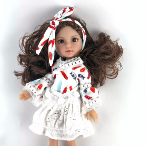 Păpușă Colecționabilă cu Rochie Albă din Dantelă și Fundă Asortată – 35 cm