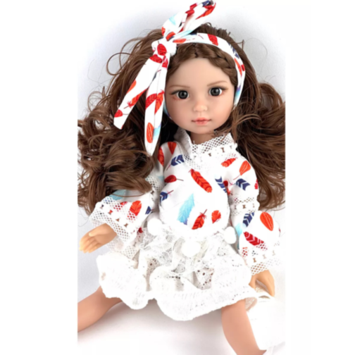 Păpușă Colecționabilă cu Rochie Albă din Dantelă și Fundă Asortată – 35 cm