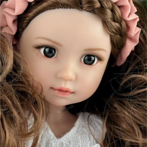 Păpușă Elegantă cu Rochie din Dantelă și Fundă Roz – 35 cm