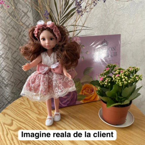 Păpușă Elegantă cu Rochie din Dantelă și Fundă Roz – 35 cm