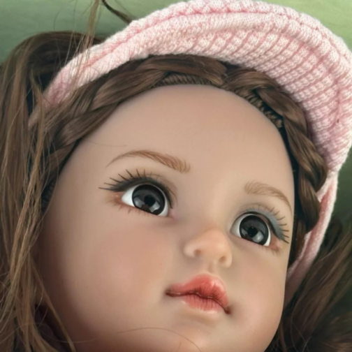 Păpușă Modernă cu Pulover Roz și Pantaloni Albi – 35 cm