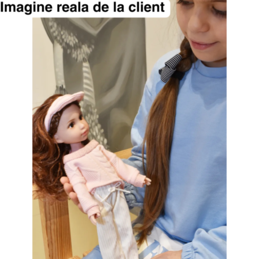 Păpușă Modernă cu Pulover Roz și Pantaloni Albi – 35 cm