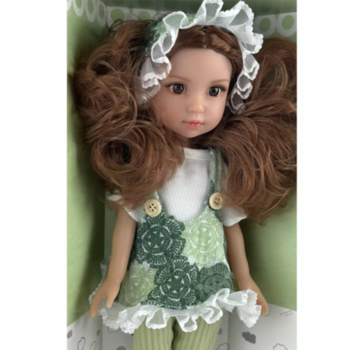 Păpușă în Salopetă Verde cu Volănaș și Bentiță din Dantelă – 35 cm