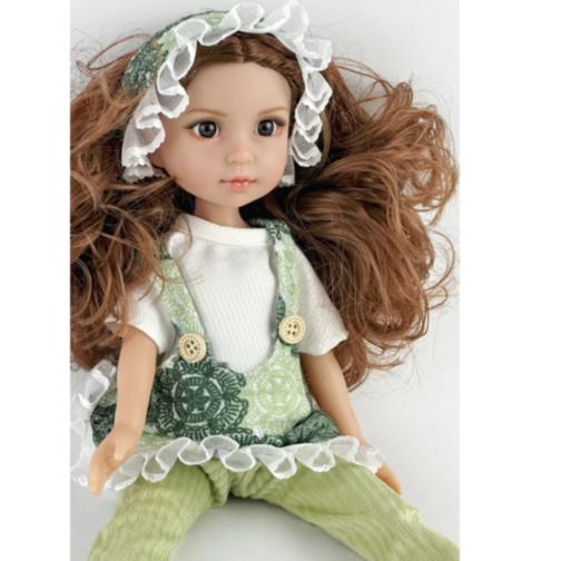 Păpușă în Salopetă Verde cu Volănaș și Bentiță din Dantelă – 35 cm