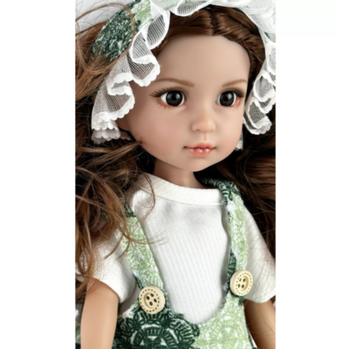 Păpușă în Salopetă Verde cu Volănaș și Bentiță din Dantelă – 35 cm
