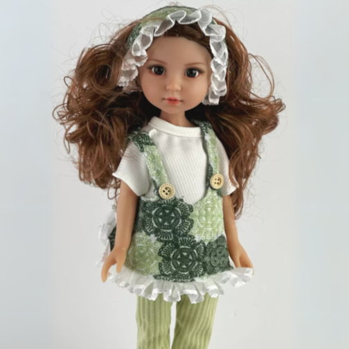 Păpușă în Salopetă Verde cu Volănaș și Bentiță din Dantelă – 35 cm