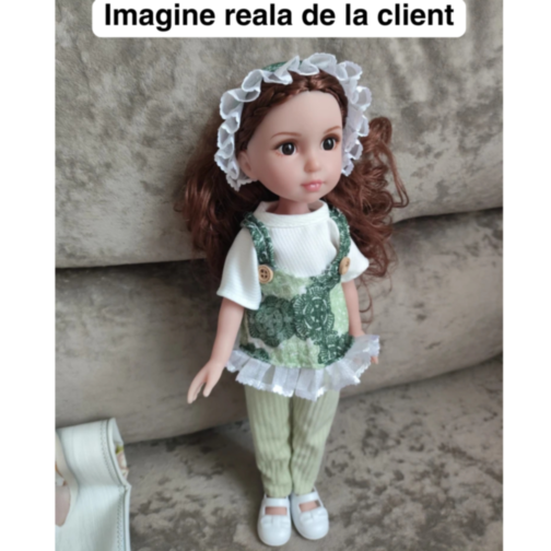 Păpușă în Salopetă Verde cu Volănaș și Bentiță din Dantelă – 35 cm