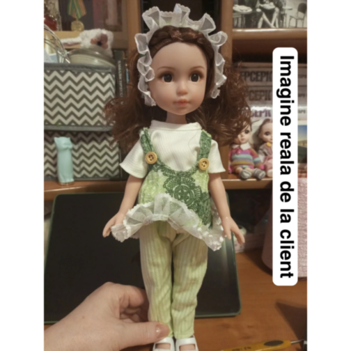 Păpușă în Salopetă Verde cu Volănaș și Bentiță din Dantelă – 35 cm