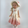 Păpușă Elegantă cu Rochie Ombre și Pălărie Texturată – 35 cm