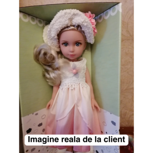 Păpușă Elegantă cu Rochie Ombre și Pălărie Texturată – 35 cm