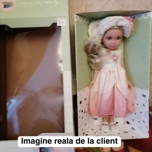 Păpușă Elegantă cu Rochie Ombre și Pălărie Texturată – 35 cm