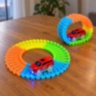 Pistă auto flexibilă fosforescentă cu mașinuță luminoasă inclusă