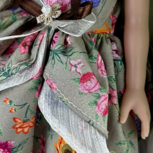 Păpușă Elegantă Vika cu Rochie Florală – 35 cm