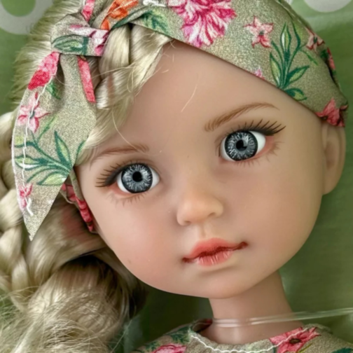Păpușă Elegantă Vika cu Rochie Florală – 35 cm