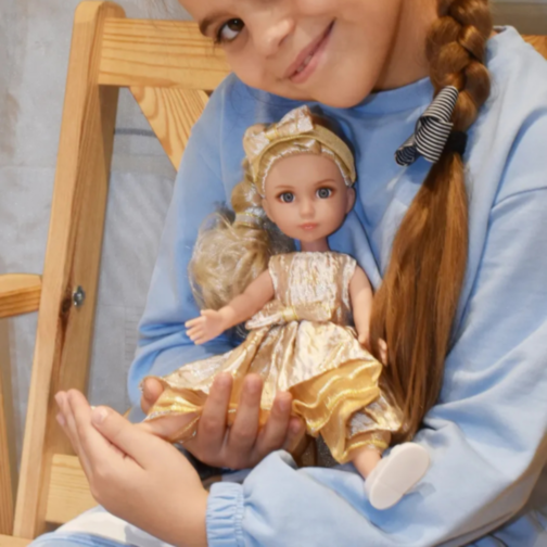 Păpușă Blondă Sennby Baby în Rochie Aurie Elegantă – 35 cm