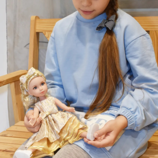 Păpușă Blondă Sennby Baby în Rochie Aurie Elegantă – 35 cm