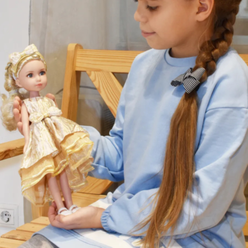 Păpușă Blondă Sennby Baby în Rochie Aurie Elegantă – 35 cm