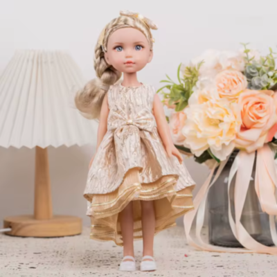 Păpușă Blondă Sennby Baby în Rochie Aurie Elegantă – 35 cm | image