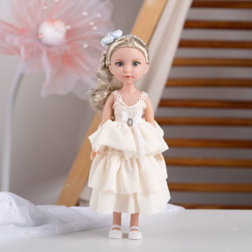 Păpușă Sennby Baby cu Rochie Alb-Crem și Accesoriu Elegant – 35 cm