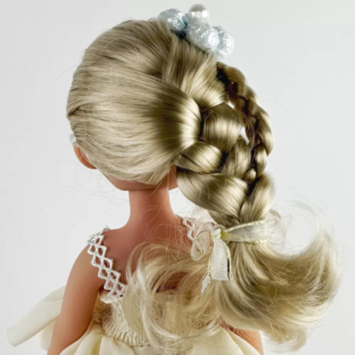 Păpușă Sennby Baby cu Rochie Alb-Crem și Accesoriu Elegant – 35 cm